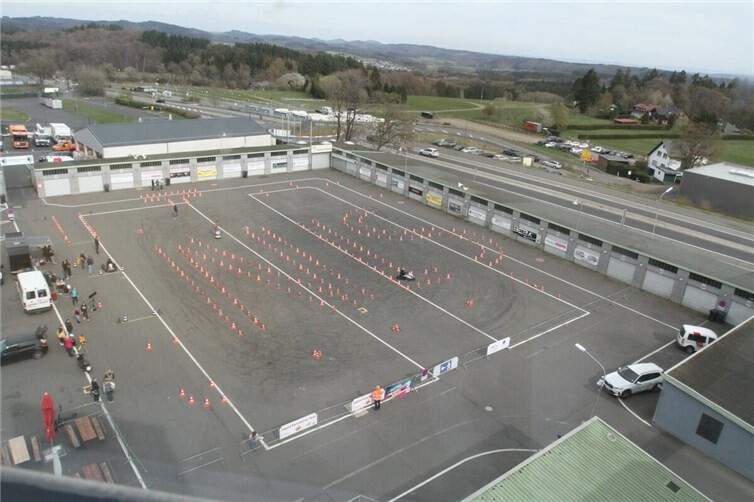 Slalomparcours im Historische Fahrerlager am Nürburgring