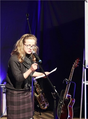 Slammerin Ella Anschein beim 1. Poetry Slam in Selters. Fotos: Privat