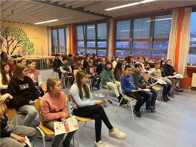 Smartphones und Sicherheit: Wichtige Lektionen für Fünftklässler in Puderbach. Foto: Martin Kussel