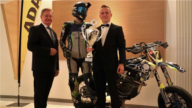 Smoking anstelle Rennkombi hieß es für Kevin Röttger (AC Mayen). Franz-Rudolf Ubach übergab ihm den Pokal.