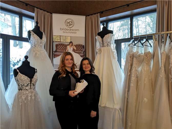 Sneaker liegen auch bei Bräuten im Trend, erklärten Kristina (l.) und Julia Baier.