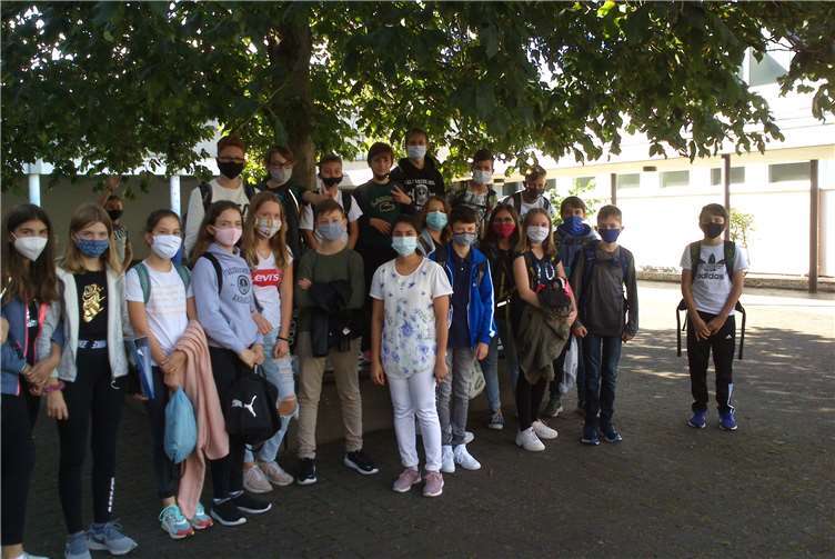 Sneeta Hameed (Mitte) zusammen mit der 7c. Foto: privat