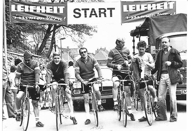 So begann alles: 1977 fiel der Startschuss zur ersten Frankreichtour mit Radsportlern aus dem Westerwald und von der Lahn…51 weitere deutsch-französische Rundfahrten als „Equipe France“ sollten folgen (3. von rechts ist Hardo Diel aus Daubach, der heute noch als Gründer zur Equipe gehört).Foto: privat