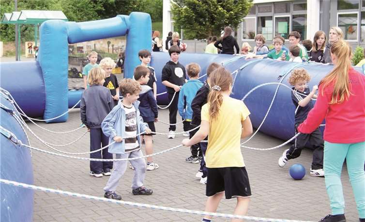 So ein Lebendkicker erfordert viel Beweglichkeit und Ballgefühl von den Akteuren. MT