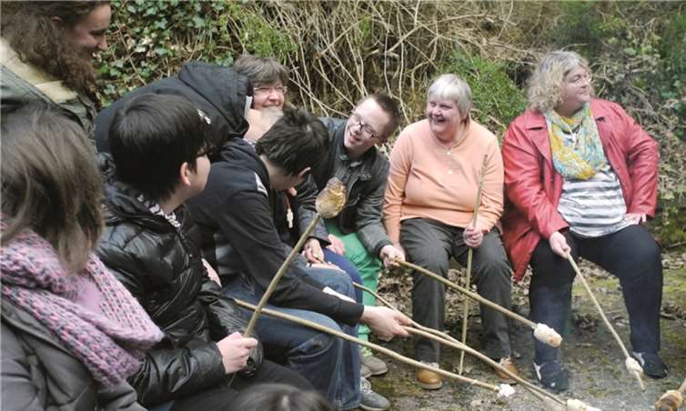 So ein Stockbrot über der Glut zu schmoren, ist eine feine und vor allem schmackhafte Sache.-MT-
