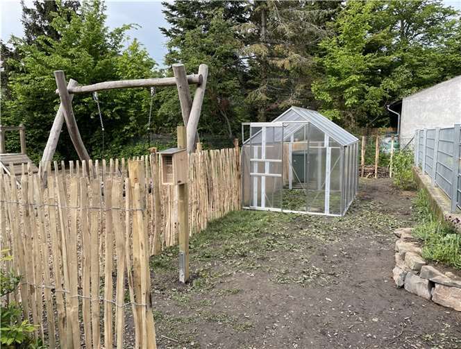 So entstand auf dem Schulhof ein eingezäunter Bereich mit Beerensträuchern und einem großen Gewächshaus zum Anbau von eigenem Gemüse. Quelle: EGS Meckenheim