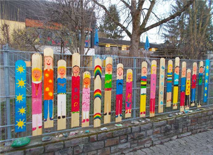 So erstrahlt der Gartenzaun nun in neuem Glanz.