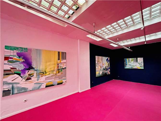 So farbenfroh wie an diesem Abend hatte man die Räumlichkeiten von Markt9 wohl noch nie erlebt. Quelle: Kunstverein Linz am Rhein