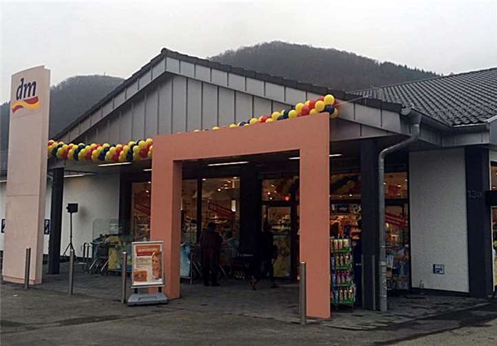 So feierte der Drogeriemarkt im vergangenen Jahr seine Eröffnung – an diesem Freitag um 14 Uhr sollen 150 Nieverner hier ein Geburtstagsständchen singen.Willig