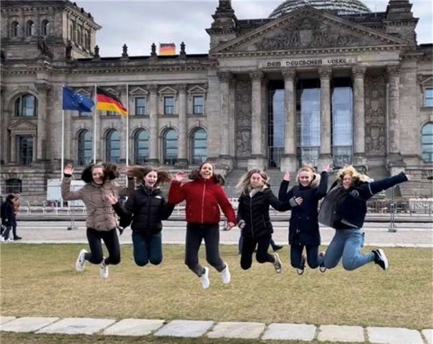 So freuen sich die Spielerinnen vor dem Deutschen Bundestag über Ihren Ausflug nach Berlin.  Foto: privat