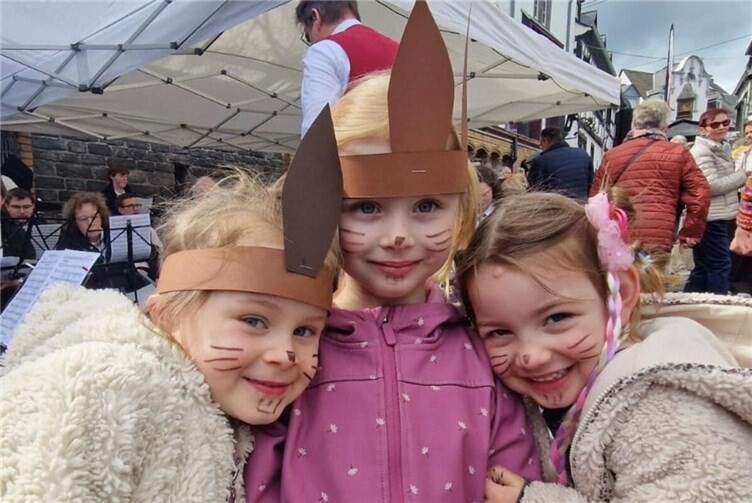 So gab es auch in diesem Jahr wieder zahlreiche Angebote für die kleinen Besucher des Festes: Mal- und Bstelangebote, ein Osterquiz, Kreidemalen und die beliebten Osterhasenohren für jedes Kind.