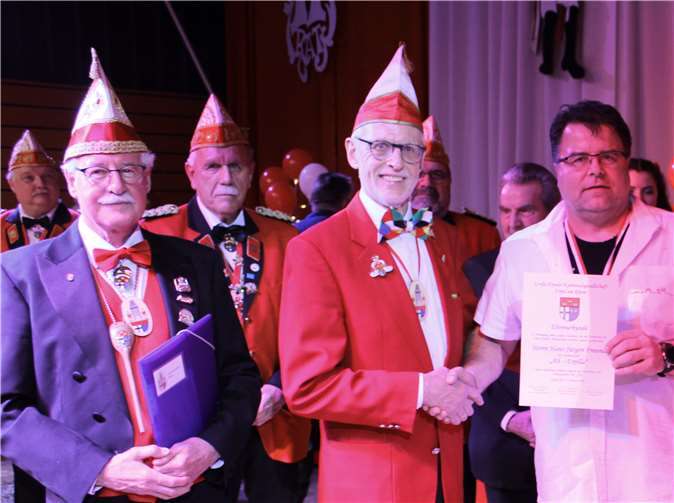 So ganz konnte Hansi Freund es immer noch nicht fassen, dass er wie Hans Simon und Günter Witten nun zu den Alt-Erpillaner gehört. Foto: DL