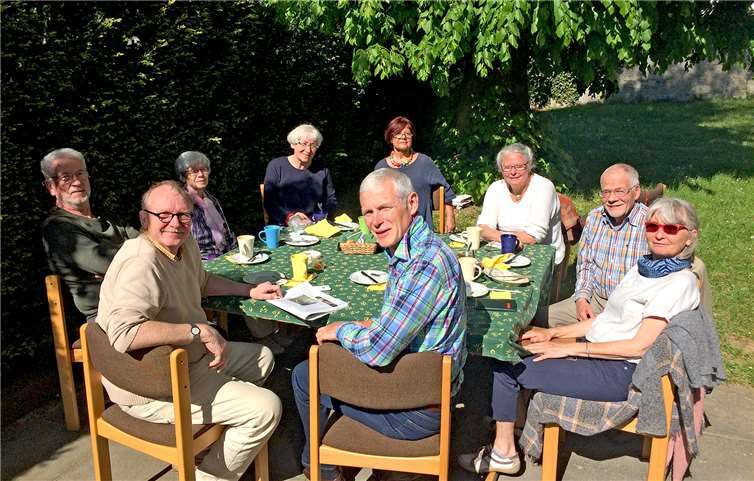 So gemütlich geht es beim Französischen Frühstück zu.  Privat