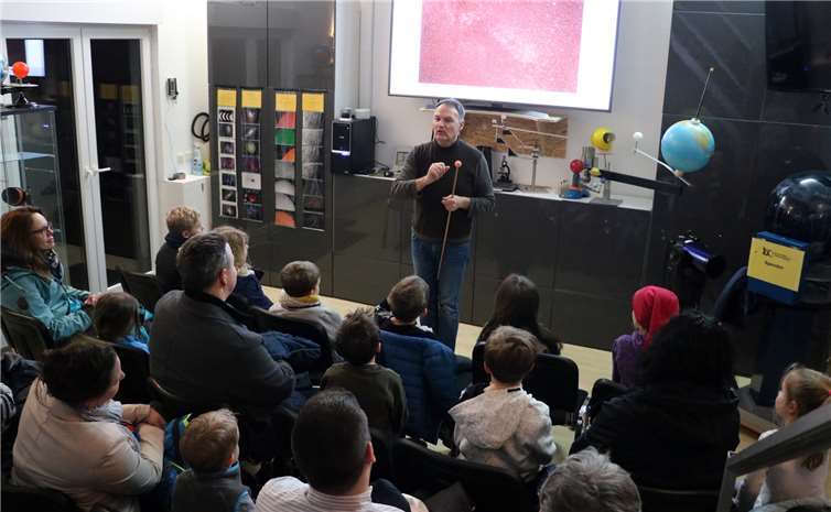 So groß das Interesse der Besucher und so vielfältig ihre Fragen, so groß ist auch das Repertoire von Klaus Völkel, Leiter der Sternwarte Sessenbach.Foto: privat