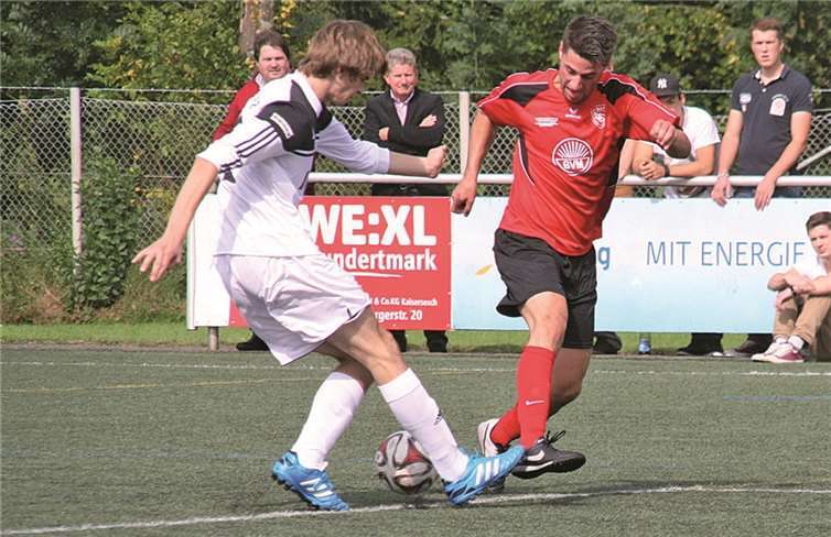 So heftig, wie der VfB Linz (weißes Trikot) sich in Urbach auch wehrte, gegen die Sturmstärke der SG Puderbach konnten die Kaiserstädter nichts entgegenwirken. Am kommenden Sonntag versuchen die Roos-Schützlinge in Berod, die ersten drei Auswärtspunkte einzufahren. TH