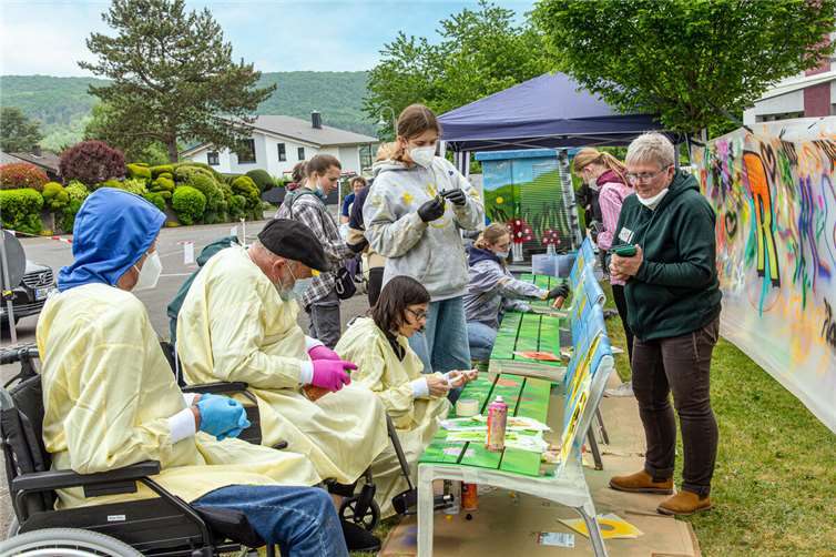 So ist ein generationenübergreifendes Kunstwerk entstanden, welches von nun an sämtliche Besucher und Bewohner freundlich entgegenstrahlt.