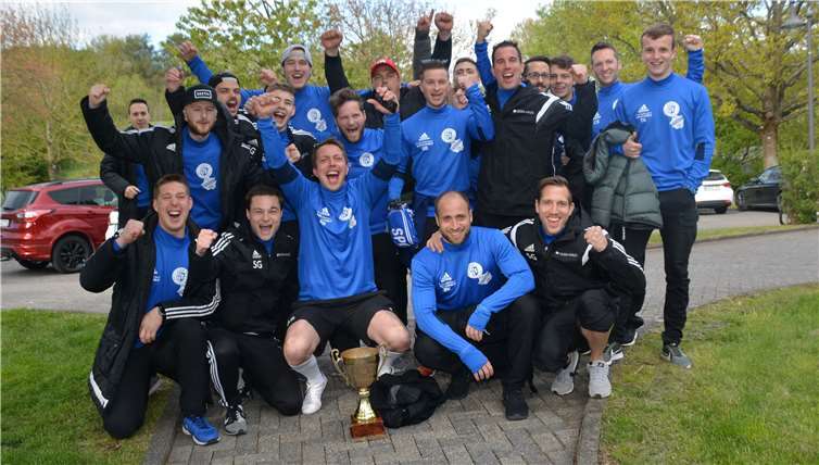 So jubeln Aufsteiger! Die Mannschaft der SG Kempenich/Spessart/Rieden/Volkesfeld feierte mit den Kirmesbesuchern.