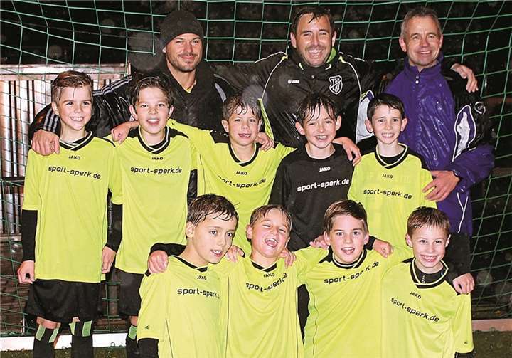 So jubeln Champions - die JSG Dieblich E II nach dem Sieg beim Tabellenführer FV Rübenach: Jan Alsbach, Trainer Stefan Kurth und Betreuer Holger Escher (hinten), Oscar Greening, Patrice Thierre, Noah Born, Leonard Kurth, Tim Müller (Mitte), Vorne: Till Görgen, Nic Alsbach, Manuel Escher, Mathis Zillius (vorn). Sandra Escher