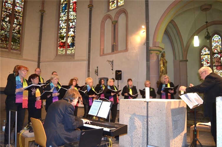Musikalische Zeitreise in und für die katholische Kirche von Burgbrohl So jung wie vor 30 Jahren, der Gospelchor Burgbrohl bei seinem Jubiläumskonzert. Foto: Eberhard Thomas Müller