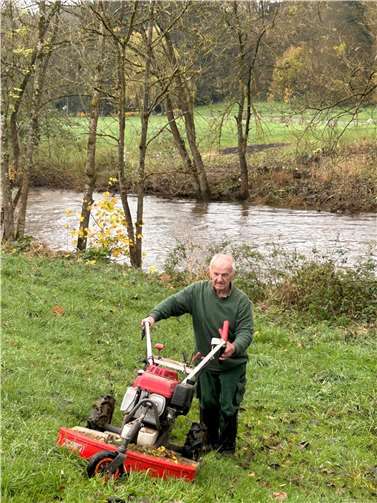 So kennt man ihn: Von morgens bis abends, zu allen Jahreszeiten pflegt Norbert Scharenberg seit 50 Jahren die Flora in und um Roßbach.  Foto: Gemeinde Roßbach