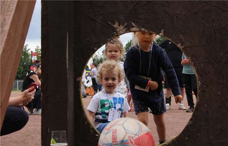 So klein und schon erfolgreich an der Torwand: Auch für die kleinsten Gäste wurden viele Aktivitäten angeboten.