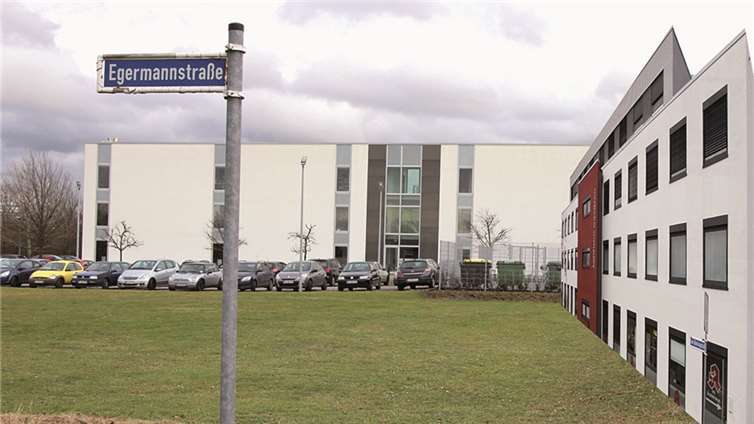 So könnte das zweite Ärztehaus mit ausreichenden Parkplätzen an der Egermannstraße, unweit vom jetzigen Ärztehaus in der Keramikerstraße, seinen Platz finden (Fotomontage). -STEIN-