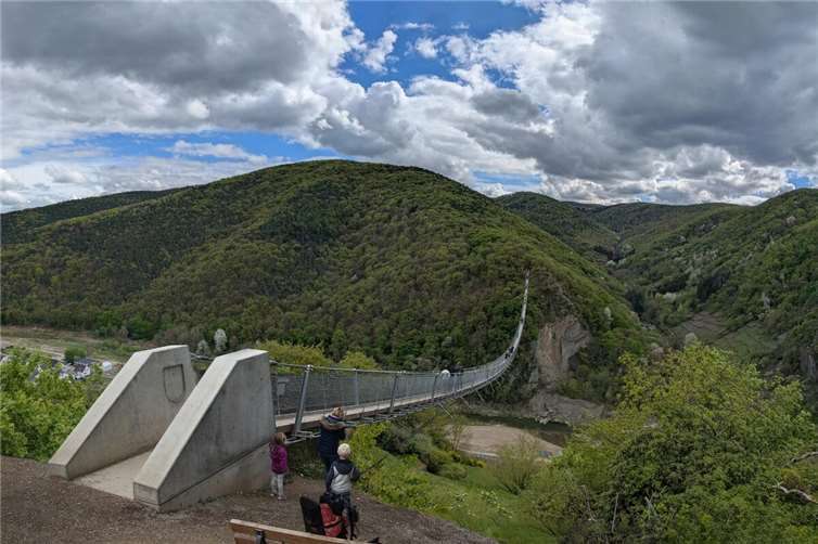 So könnte die Hängeseilbrücke im Ahrtal im Bereich der Bunten Kuh aussehen: Fotomontage auf Basis der Geierlay-Brücke im Hunsrück.  Foto: Gunnar Ries (Original) / Groß & Hausmann (Fotomontage)