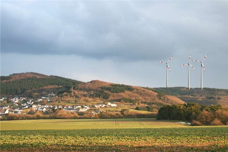 So könnten die geplanten Windkraftanlagen aussehen.Fotomontage: Martin Peter Petry