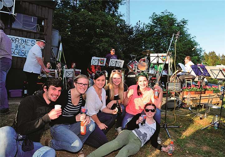 So lässt sich´s Leben. Partyvergnügen mit Live-Musik der „Original Hohe-Acht Musikanten“.