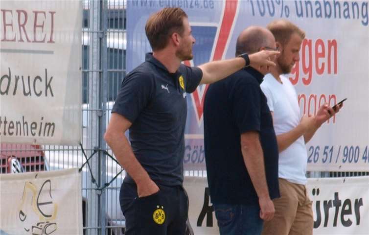 So lebt Jan Siewert neunzig Minuten an der Seitenlinie Fußball. Die Situation im Blick und mit gezieltem Coaching immer die Richtung weisend.