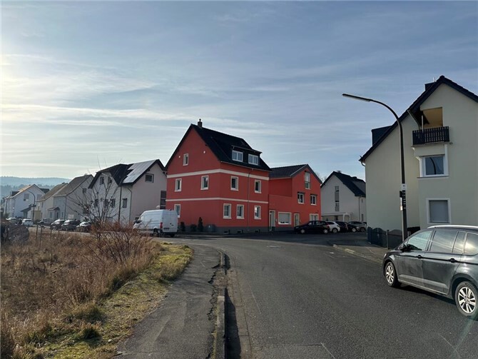 So leer ist es in der Hochstadenstraße nicht immer - gerade entgegenkommende Autos machen Probleme.  Foto: ROB