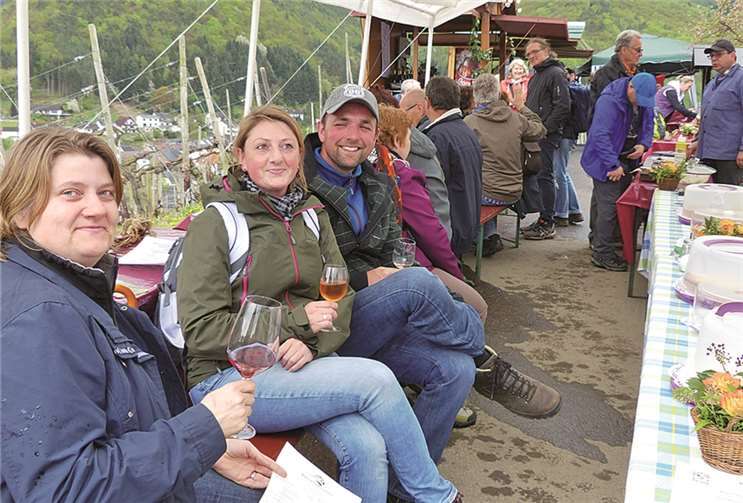So ließ es sich aushalten. Die Stationen boten gemütliche Pausen mit einem edlen Glas Wein und Spezialitäten der Region. WM
