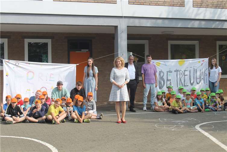 So machen Sommerferien Spaß: Auf dem Schulhof der Joseph-Kehrein-Schule begrüßten die Kinder und Betreuer der Ferienbetreuung den Ersten Beigeordneten Andree Stein von der VG Montabaur (Mitte rechts) und die Fachbereichsleiterin Helene Rörig, die für Schulen zuständig ist.Foto: privat