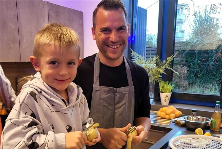 So macht Kartoffelschälen Spaß – wenn man gemeinsam anpackt.