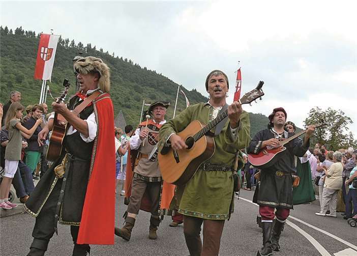 So manche Rittergilde war beim Festumzug vertreten. Auch hier stärkten sich die Aktiven natürlich gerne mit fruchtigem Rebensaft.