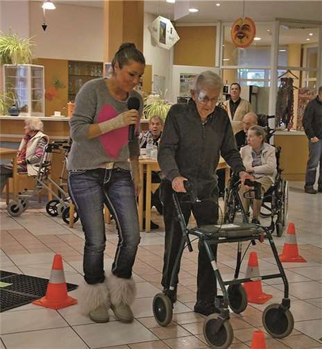 So manches Hindernis musste beim Rollator-Parcours überwunden werden. Bündnis-Koordinatorin Minka Bojara war stets hilfreich zur Stelle. privat