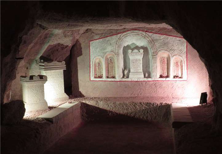 So muss man sich die Heiligtümer vorstellen, an denen die die römischen Legionäre in den Tuffsteinbrüchen die Götter verehrten und anriefen.