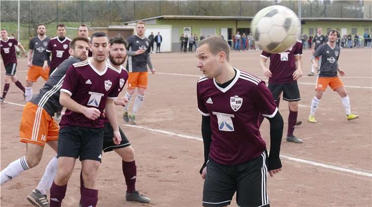 So nah der Ball auch scheint, so unerreichbar ist er für die Spieler. Er flog als Eckstoß direkt ins Aus. Foto: Michael Wald
