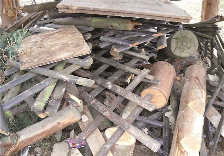 So nicht: Imprägnierte Jägerzäune und ausrangierte Türen setzen beim Verbrennen Schadstoffe frei und haben auf dem Martinsfeuer nichts zu suchen. Kreisverwaltung Ahrweiler