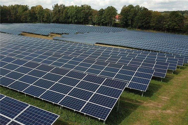 So oder so ähnlich könnte eine Freiflächen-Photovoltaikanlage in der Gemarkung Bell aussehen. 