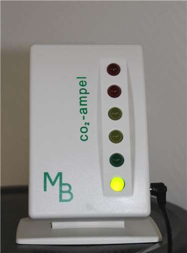 So (oder so ähnlich) sehen die CO2-Ampeln aus, die jetzt für alle Klassen- und Fachräume angeschafft werden. Im Bürgerbüro leistet das Gerät seit Wochen gute Dienste.