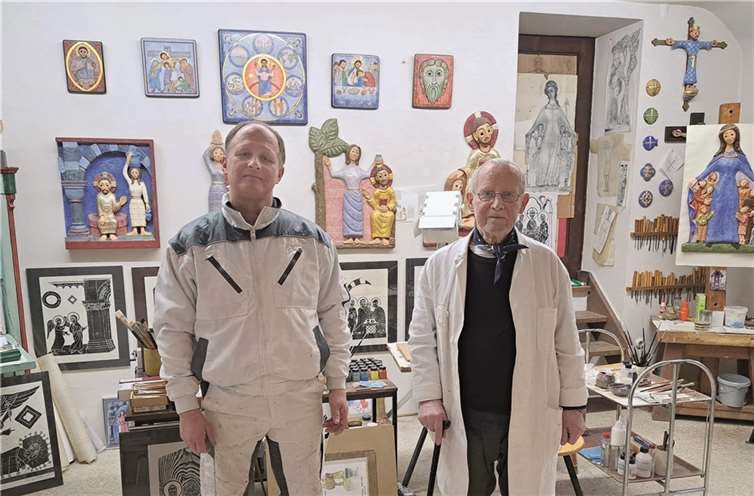 So oft wie möglich besucht der Malermeister und Restaurator im Kunsthandwerk Albert Groz (links) seinen Lehrherrn Bruder Joseph in dessen Atelier.