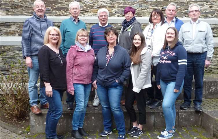 So präsentiert sich der erweiterte Vorstand des Gesangverein Oberbieber (v.hinten n.l.) Beisitzer Thomas Meurer, 2. Geschäftsführer Hans-Jürgen Klein, 1. Geschäftsführer Hans Hartenfels, 2. Vorsitzende Steffi Linnig, Beisitzer Heike Weißenfels, 2. Kassierer Jürgen Weißenfels, Beisitzer Gerd Muscheid. (vorne v.l.): 1. Kassierer Bettina Mengert, Beisitzer Anja Kullmann und 1. Vorsitzende Sabine Fleischer.Foto: SHS