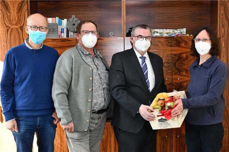 So prall gefüllt wie der Obstkorb, den Landrat Dr. Alexander Saftig vom Obstbauring überreicht bekommen hat, so reichhaltig und vielfältig ist auch das Obstangebot im Landkreis Mayen-Koblenz. Foto: Kreisverwaltung Mayen-Koblenz
