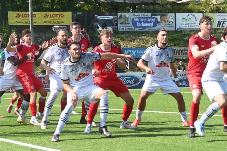 So richtig Schwerstarbeit musste die Abwehr des SV Eintracht Mendig gegen die SG Schneifel nicht verrichten.  Foto: SK