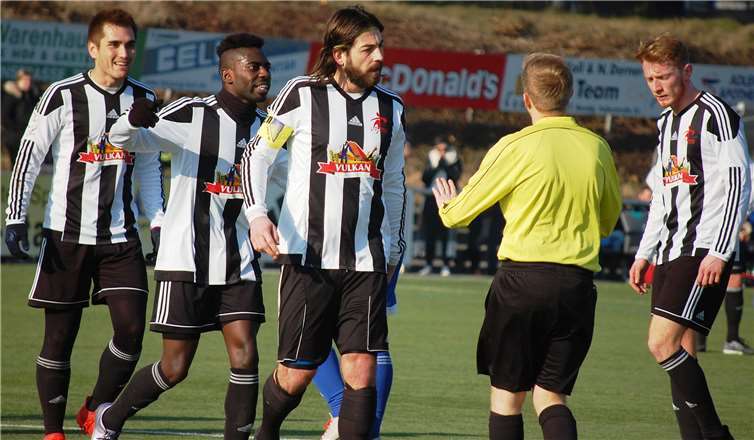 So richtig einverstanden sind die Mendiger (von links Kodai Stalph, Jeset Akwapay, Florian Schlich und Matthias Strahl) mit der Entscheidung des Unparteiischen Sebastian Nicolay nicht.SK