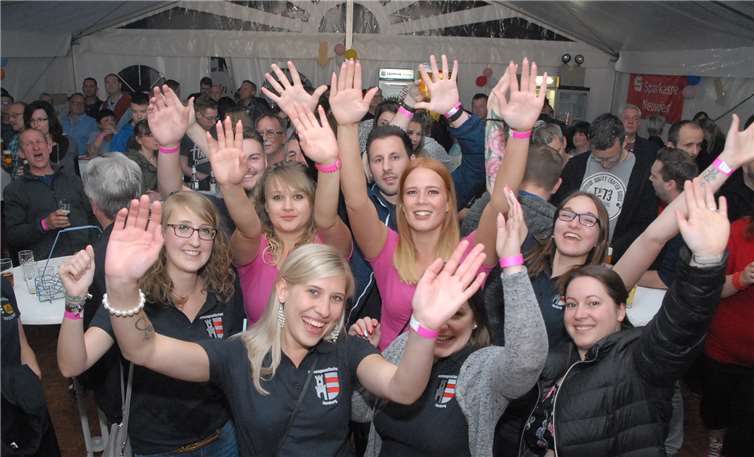 So richtig in Partylaune waren Vorsitzende Nina Herzog und die Mitglieder der Kirmesgesellschaft Isenburg nach den vielen Wochen der Vorbereitung der Großveranstaltung. KER