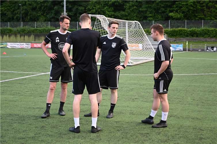 So richtig rund lief die Vorbereitung für den TuS Mayen nicht. Für den weiteren Saisonverlauf sind die beiden Spielertrainer Matthias Tutas (hinten links) und Tobis Uhrmacher (Zweiter von rechts) dennoch zuversichtlich. Foto: SK