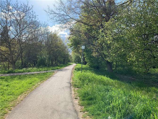 So geht der Wiederaufbau in Sinzig voran So sah der Ahrradweg vor der Flut aus.