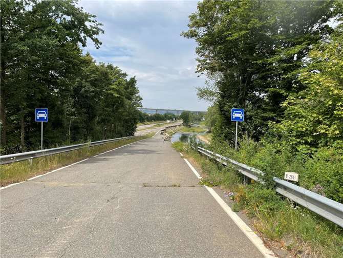 So sah die B 266 nach der Flut aus.  Foto: ROB